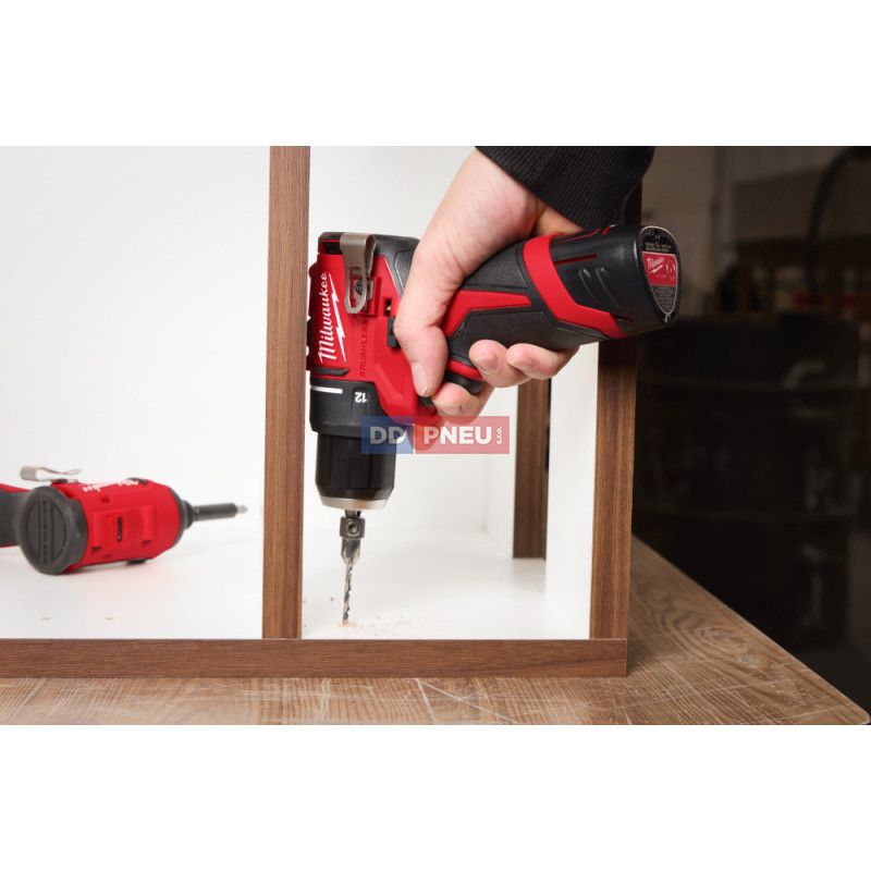 Aku kompaktný bezuhlíkový skrutkovač MILWAUKEE M12 BLDDRC-402C