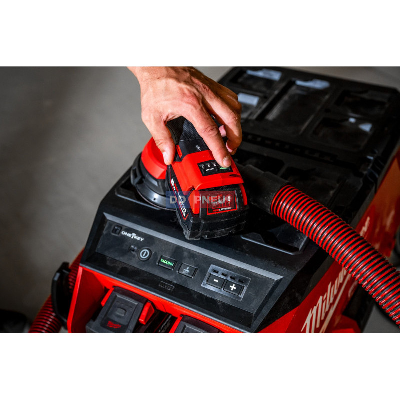 Aku vysávač triedy M s technológiou VACLINK™ MILWAUKEE M18 ONEF2VC34M-0