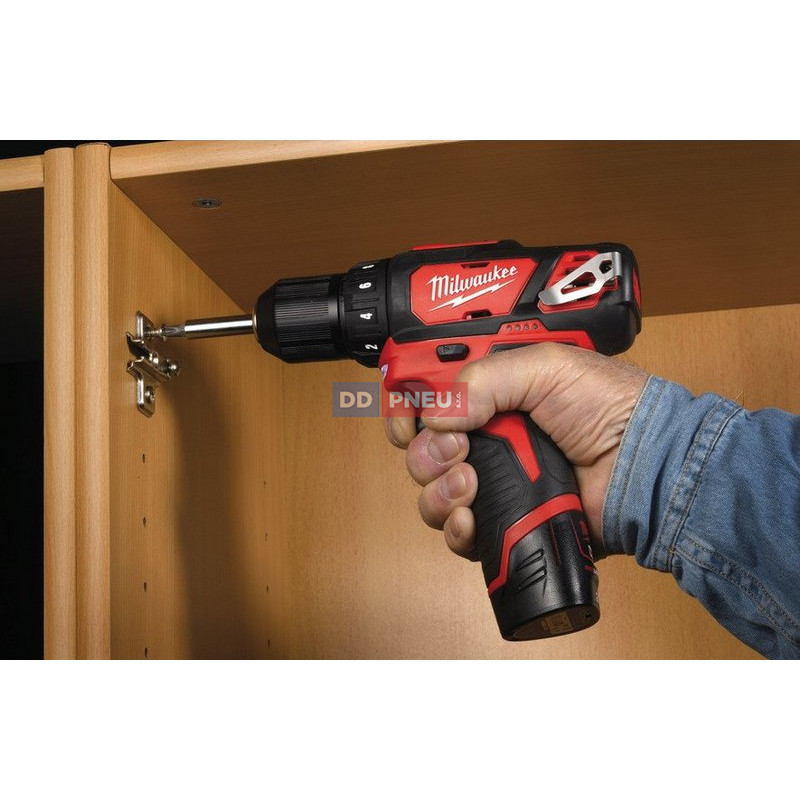 Aku vŕtací skrutkovač MILWAUKEE M12 BDD-202C